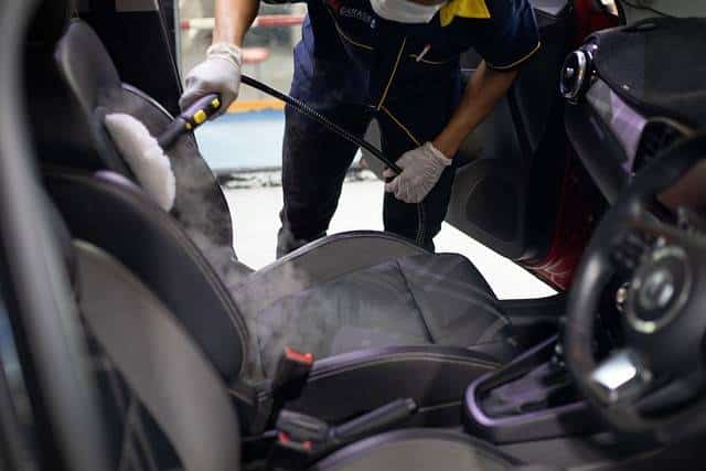 Nettoyage des sièges de voiture : comment éliminer les taches et les odeurs ?