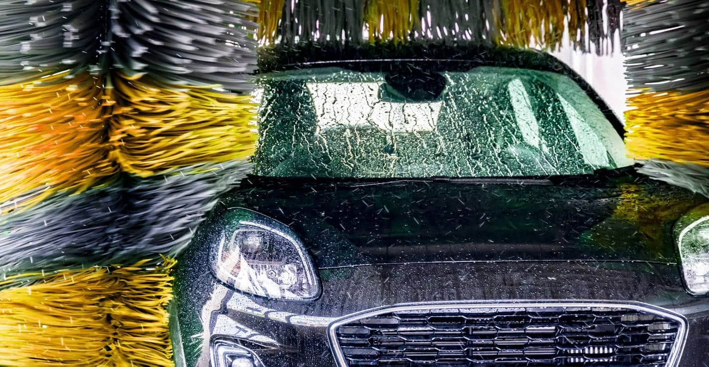 Nettoyage extérieur de voiture : techniques et astuces pour un résultat impeccable