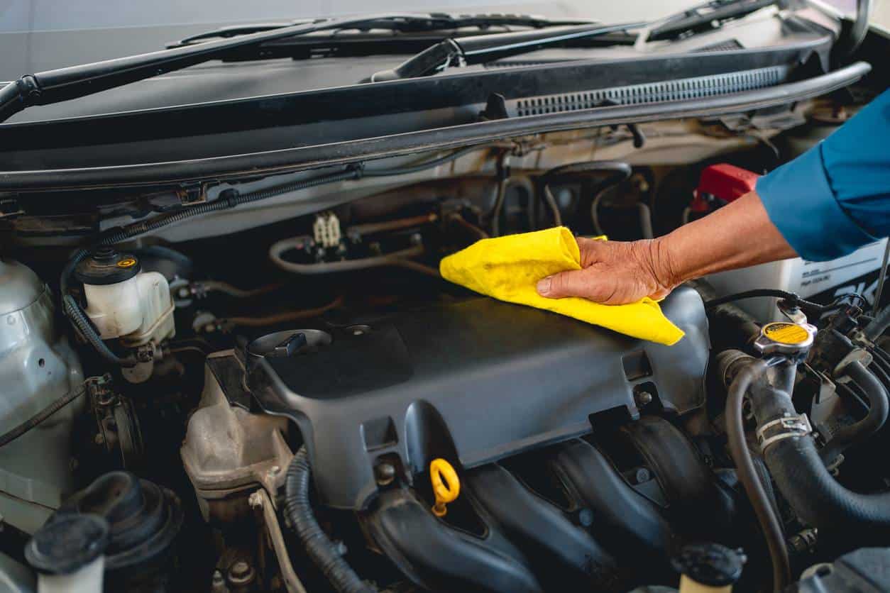 Nettoyage sous le capot : conseils pour entretenir le moteur de votre voiture