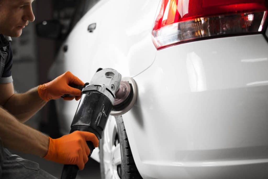 Avantages du lustrage régulier pour la carrosserie de votre voiture