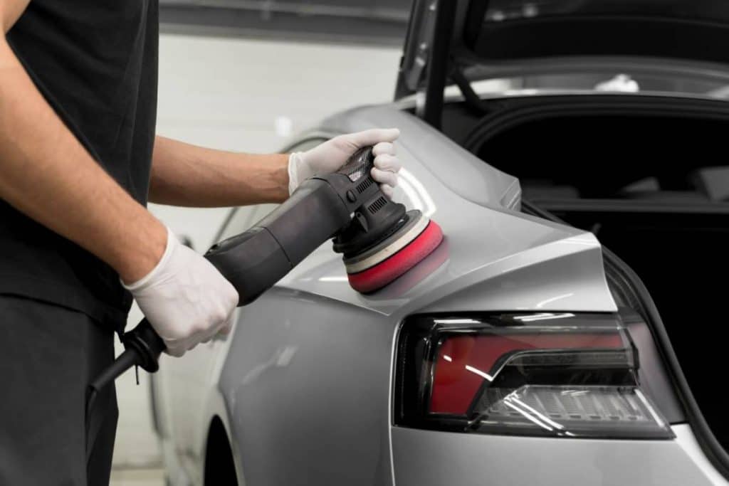 Lustrage de voiture : fréquence recommandée et meilleurs moments pour le faire