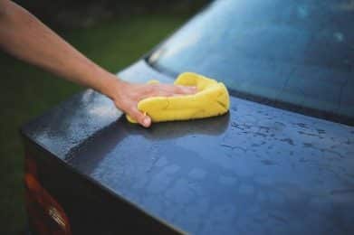 Comment nettoyer les taches tenaces sur la carrosserie de votre voiture ...