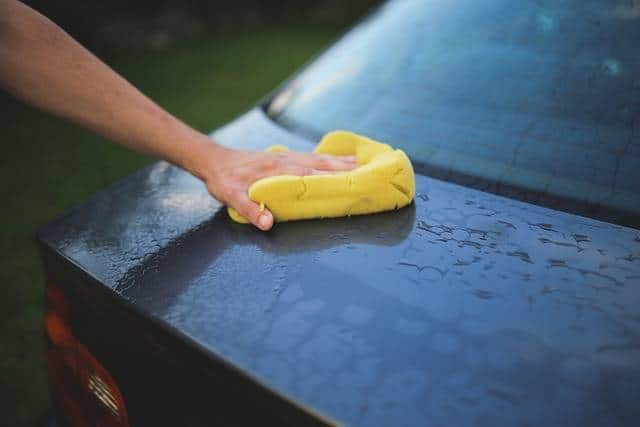 Comment nettoyer les taches difficiles sur la carrosserie de votre voiture ?