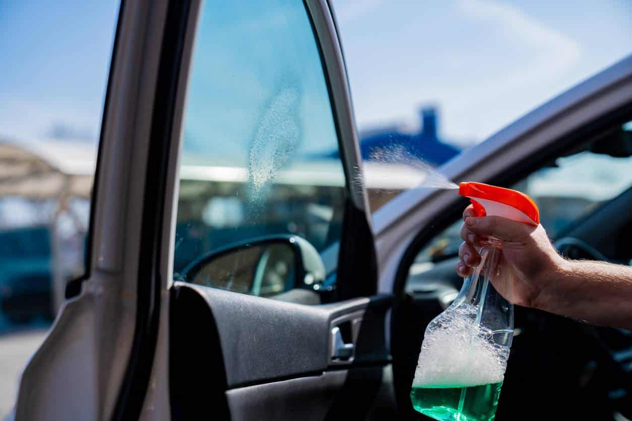 Le guide complet pour laver les vitres de votre voiture sans traces