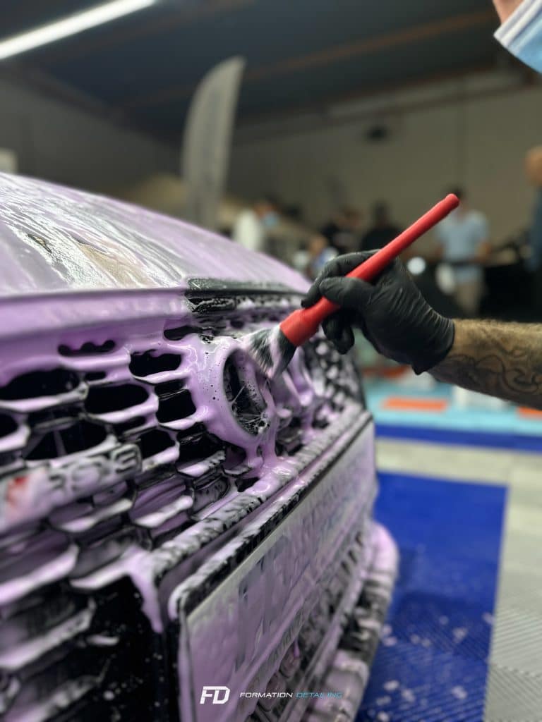 Lavage de grille voiture avec mousse violette