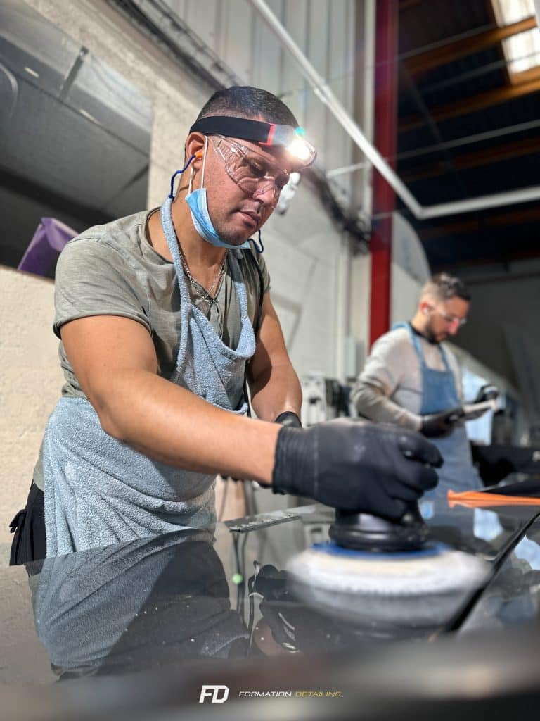 Hommes réparant voiture en atelier
