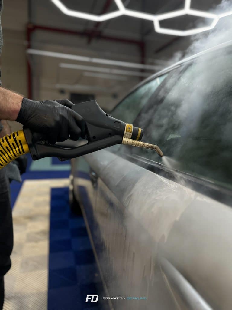Le technicien en nettoyage vapeur automobile utilise la puissance de la vapeur pour nettoyer, désinfecter et assainir l’intérieur et l’extérieur des véhicules, offrant une solution efficace, écologique et respectueuse des matériaux.