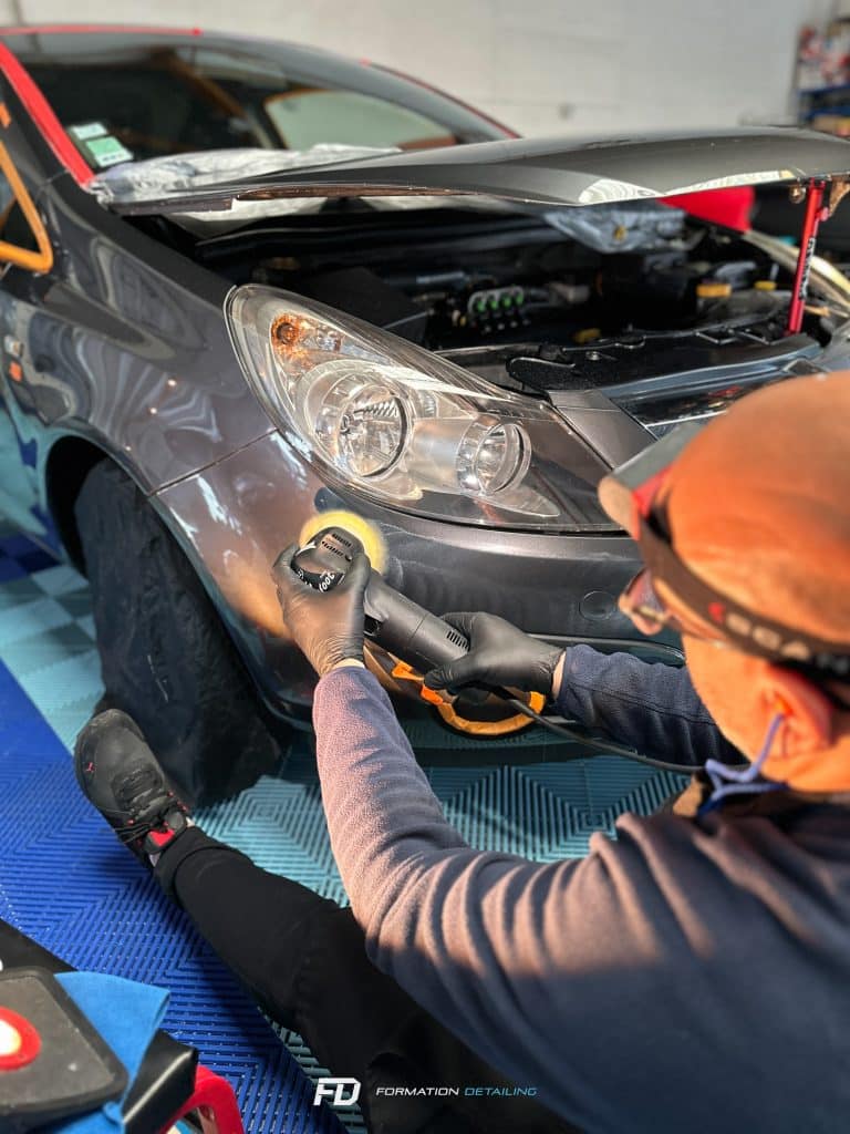 Mécanicien réparant un moteur de voiture