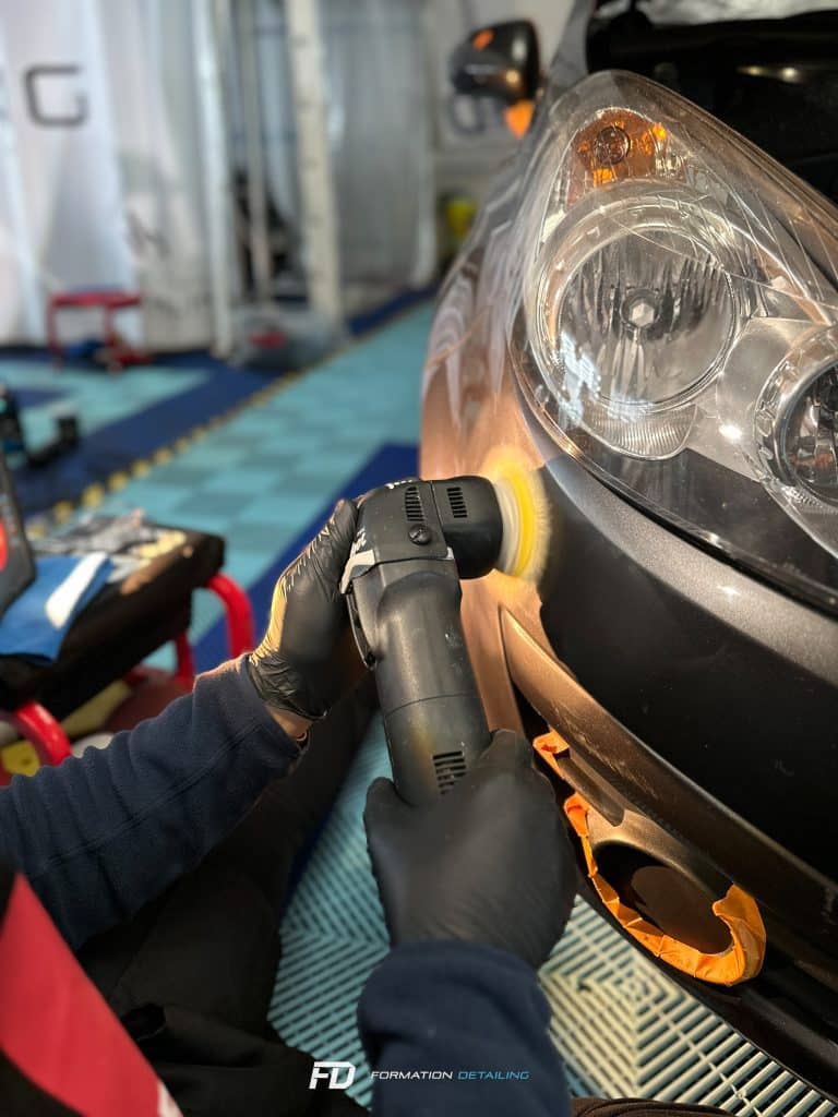 Polissage phare de voiture, atelier, outil électrique