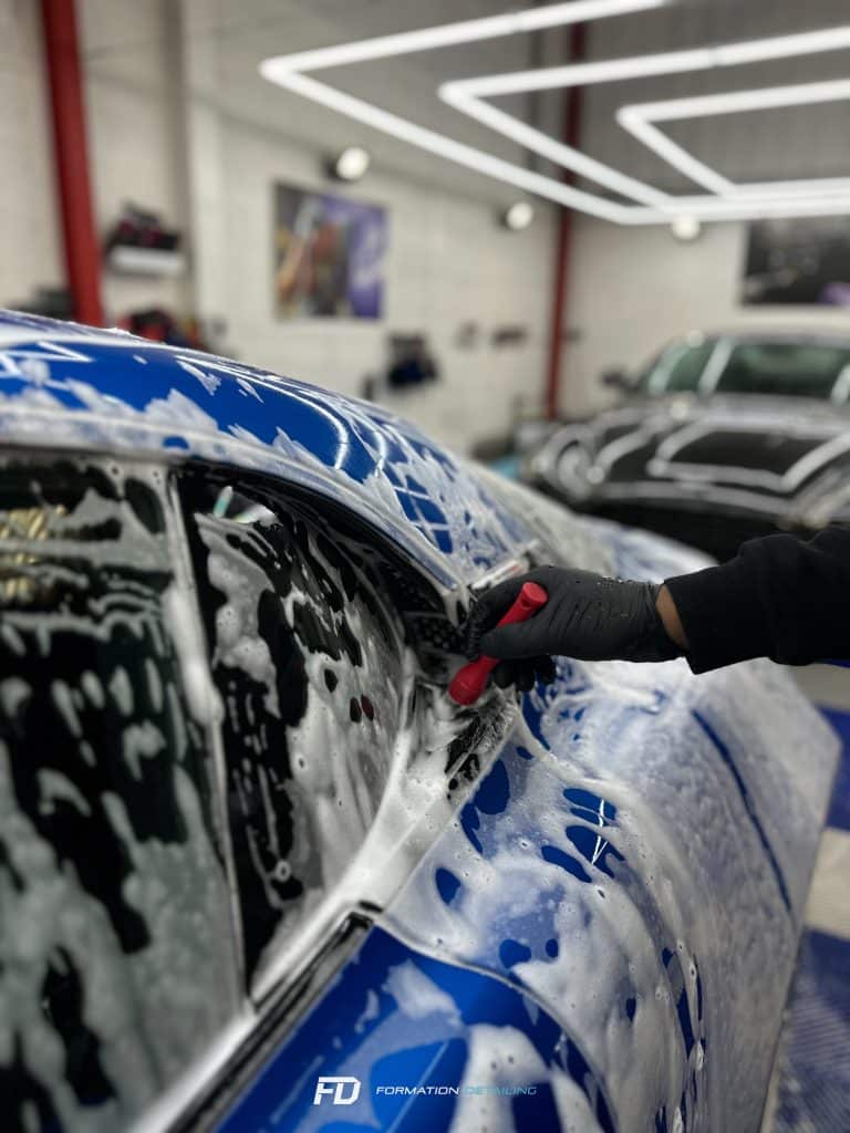 Nettoyage minutieux de voiture avec mousse