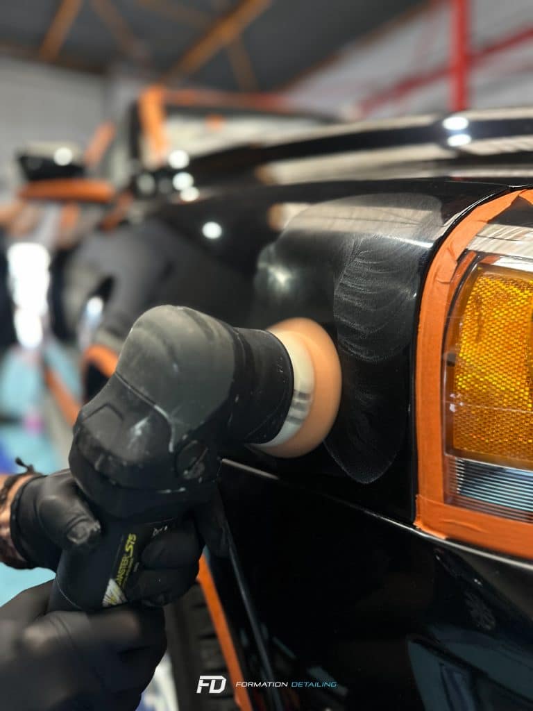 Polissage latéral d'une voiture orange