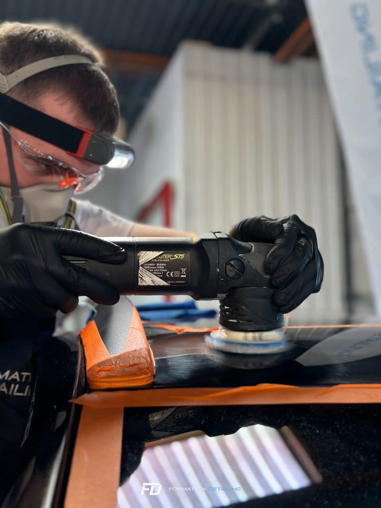 Homme polissant voiture avec équipement professionnel