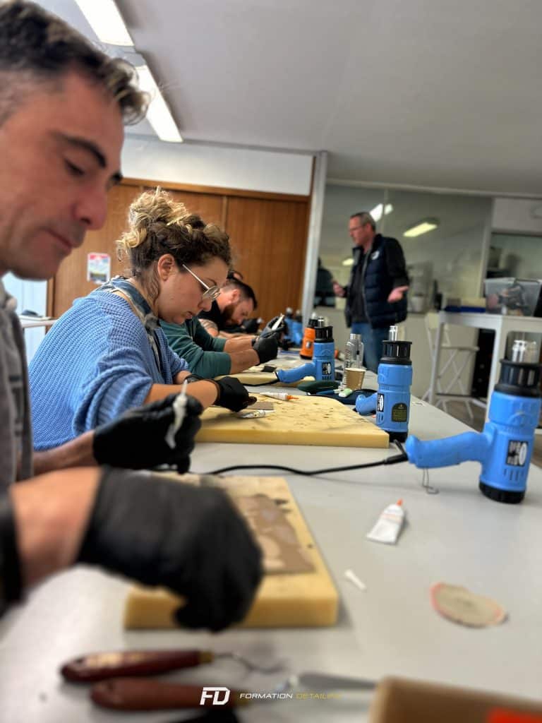 Personnes concentrées sur un atelier pratique
