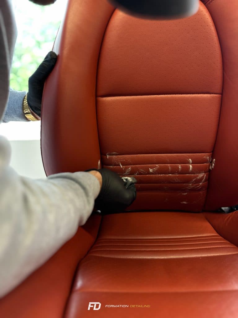 Réparation de siège auto en cuir rouge