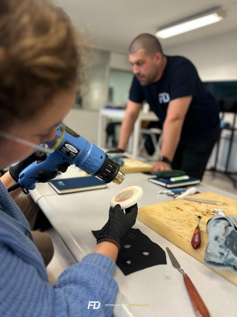 Artisans utilisant outils pour réparer matériaux