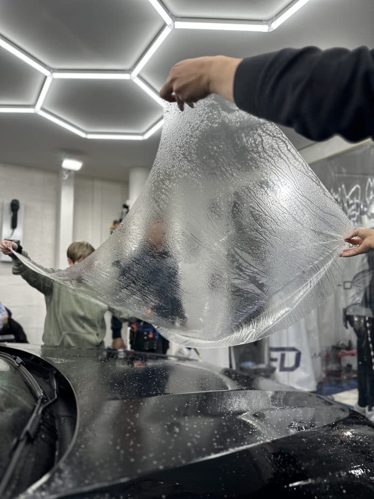 pose de protection de carrosseriefilm en formation