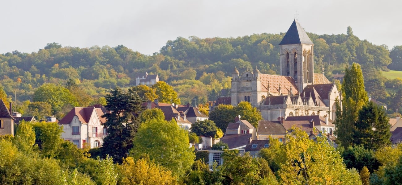 Vue sur l'église Saint-Rieul et le village de Louvres